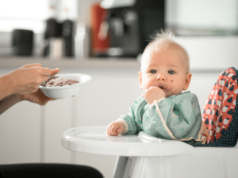 Bebeğim Yemek Yerken Dikkati Çok Dağılıyor, Mama Sandalyesinden Kalkmak İstiyor. Ne Yapabilirim?